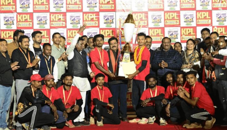 Photo of कवर्धा प्रीमियर लीग क्रिकेट टूर्नामेंट का समापन, डिप्टी CM ने विजेता टीम को किया सम्मानित