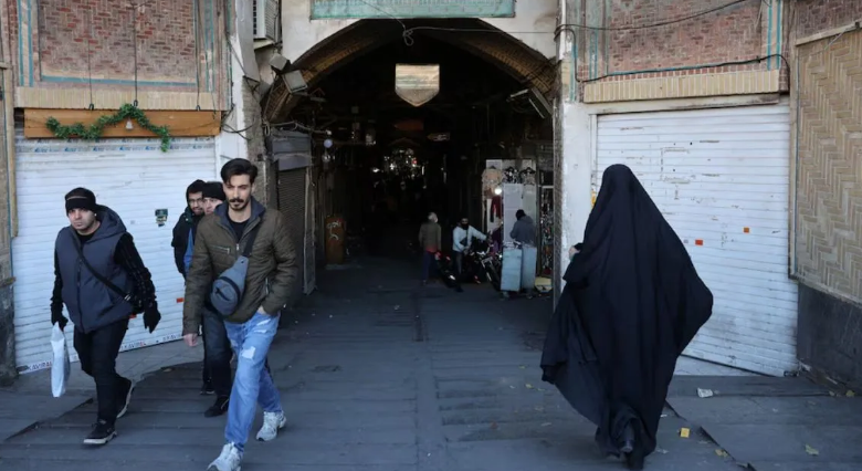 Photo of ईरान में नहीं थम रहे सरकार विरोधी प्रदर्शन, अब तक 16 लोगों की मौत