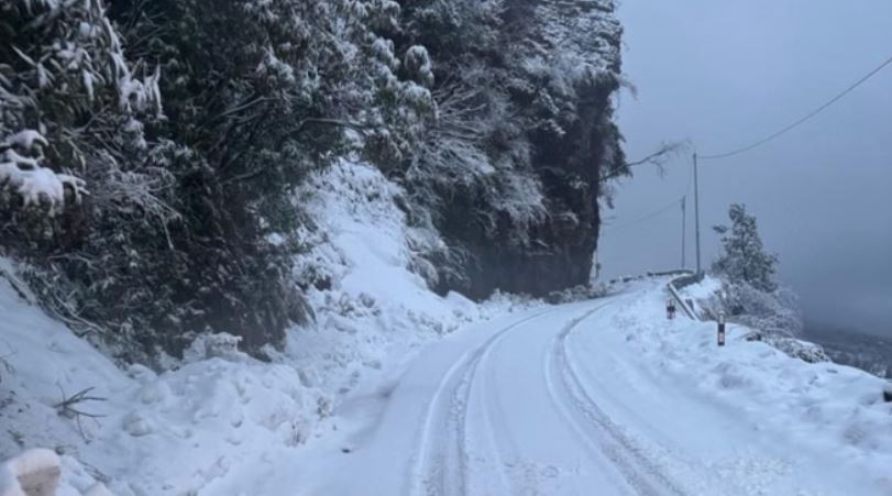 Photo of मसूरी समेत पहाड़ी इलाकों में बर्फबारी, यमुनोत्री हाईवे बंद