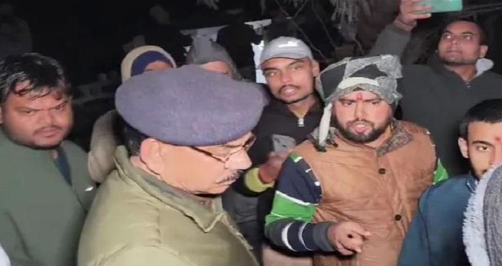 Photo of मंदिर के पास पशुओं के अवशेष मिलने पर हिंदूवादी संगठनों का प्रदर्शन