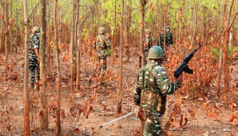 Photo of बीजापुर में नक्सलियों और सुरक्षा बलों के बीच मुठभेड़