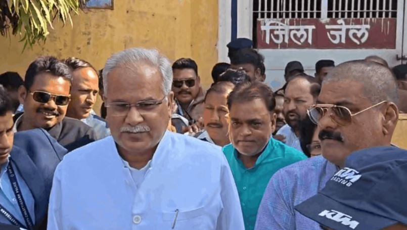 Photo of ‘बालेश्वर साहू जल्द रिहा होंगे’: जैजैपुर विधायक से जेल में मिले भूपेश बघेल