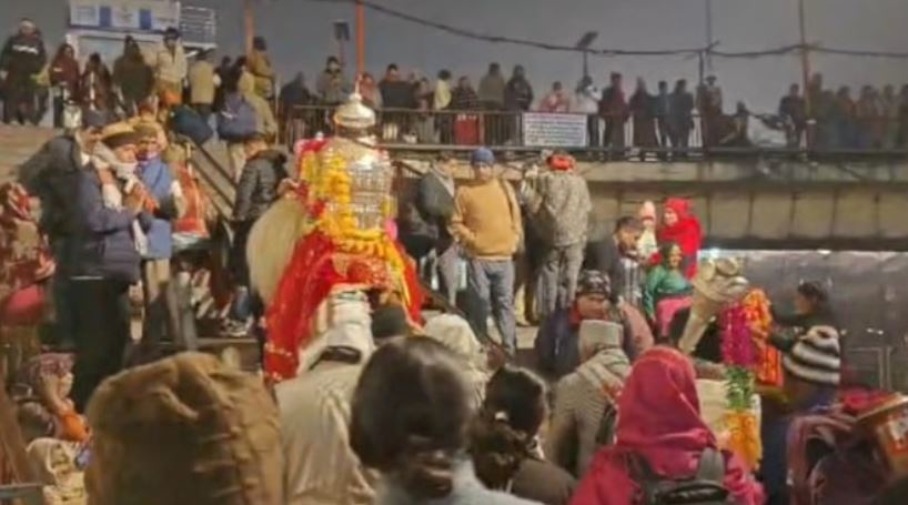 Photo of कड़ाके की ठंड; हरिद्वार गंगा में श्रद्धालुओं ने लगाई आस्था की डुबकी