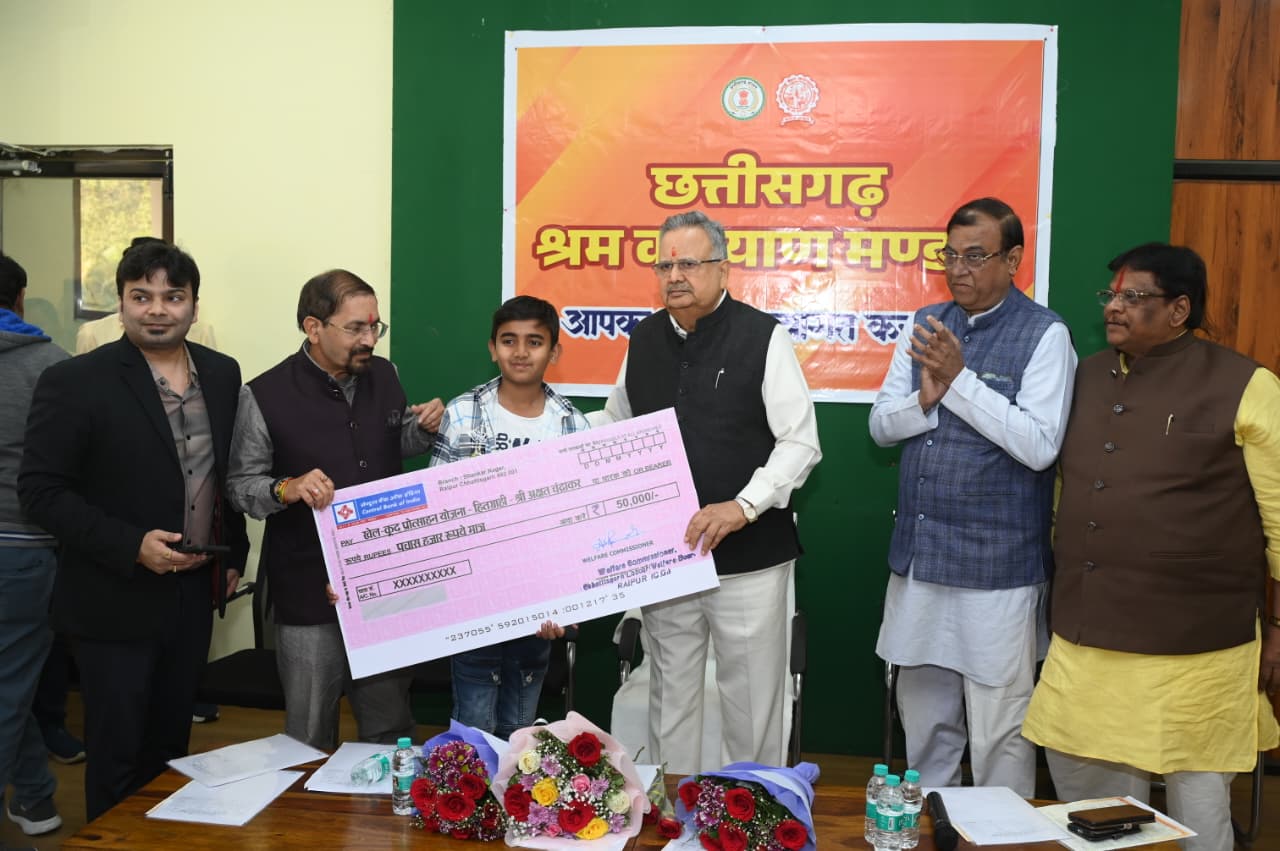 Photo of रमन ने 6 हजार से अधिक श्रमिक परिवारों को दी कल्याण योजनाओं की सौगात