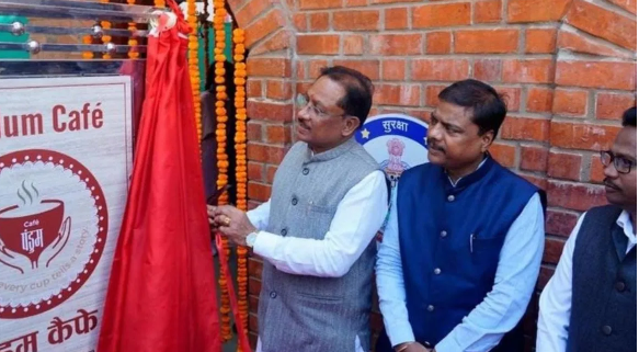 Photo of छत्तीसगढ़ में आत्मसमर्पित माओवादियों का कैफे, सीएम साय को परोसी कॉफी