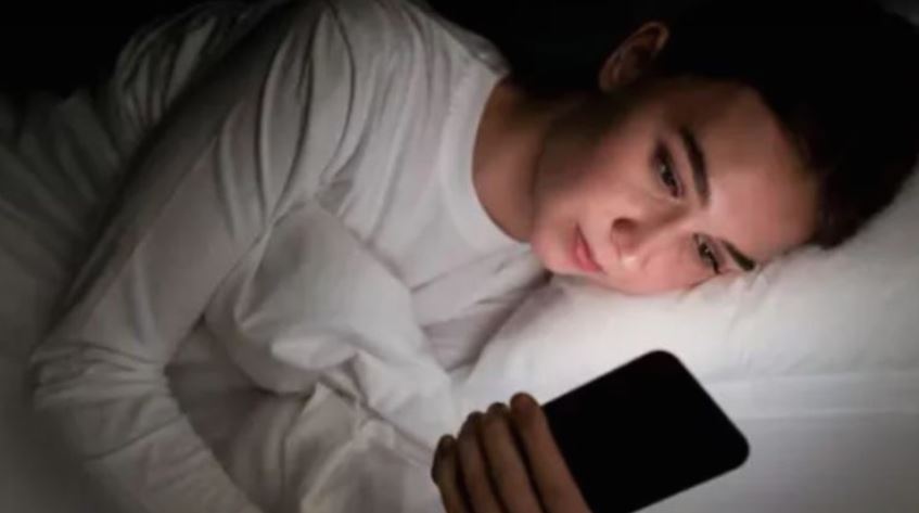 Photo of दिनभर की थकान के बाद भी नहीं आती अच्छी नींद, जानिए ‘डिजिटल सनसेट’ कैसे दूर करेगा यह परेशानी?