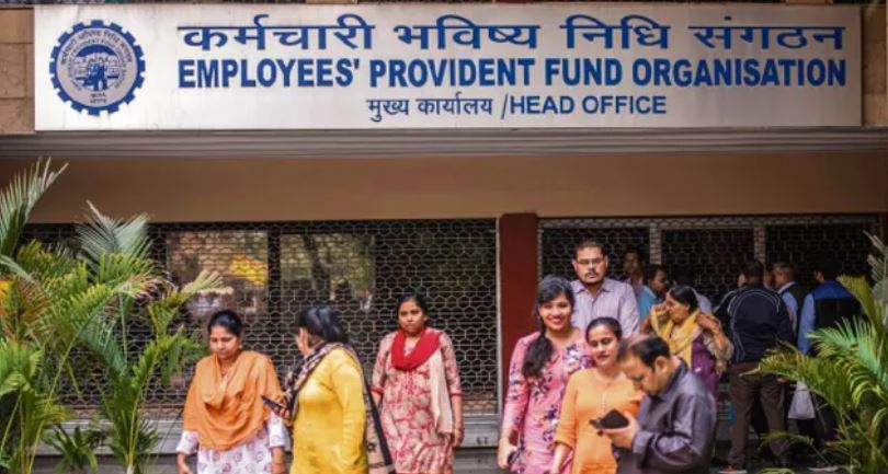 Photo of प्राइवेट नौकरी वालों को झटका, PF की ब्याज दरों में हो सकती है कटौती
