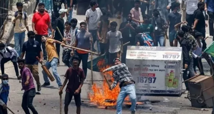 Photo of बांग्लादेश में दो महीने में 17 हिंदुओं की हत्या, मंदिरों को भी नहीं बख्शा