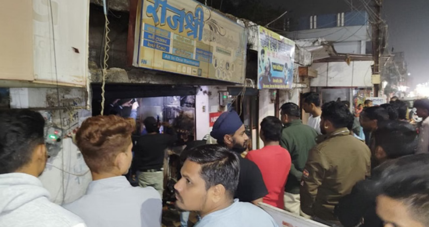 Photo of जगदलपुर: शॉर्ट सर्किट से इलेक्ट्रॉनिक दुकान में लगी आग, लाखों का माल स्वाहा