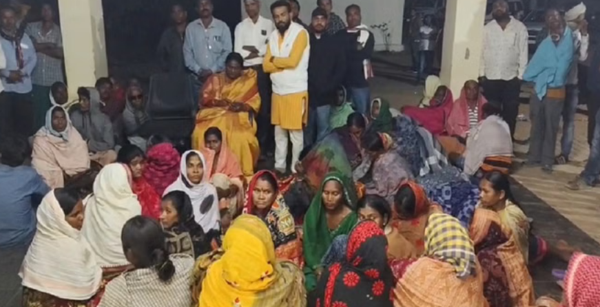 Photo of महासमुंद : गोदावरी सोलर प्लांट के खिलाफ ग्रामीणों का धरना, विधायक भी धरने पर बैठीं