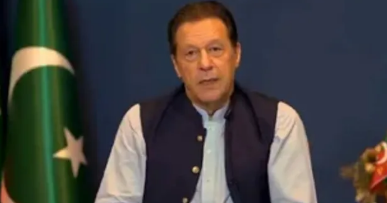 Photo of पाकिस्तान की जेल में इमरान खान की आंख की जांच, 85% रोशनी खोने की शिकायत!