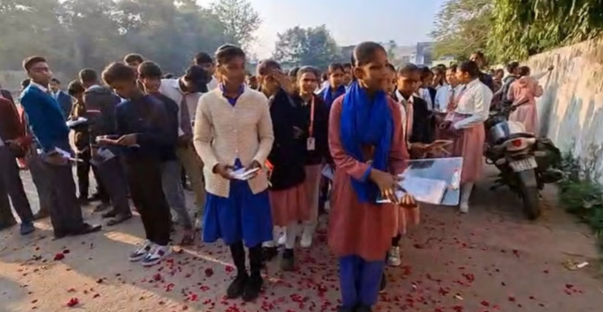 Photo of यूपी बोर्ड परीक्षाओं का हुआ शुभारंभ: परीक्षा केंद्रों पर पुष्पवर्षा व टीका लगाकर किया परीक्षार्थियों का स्वागत