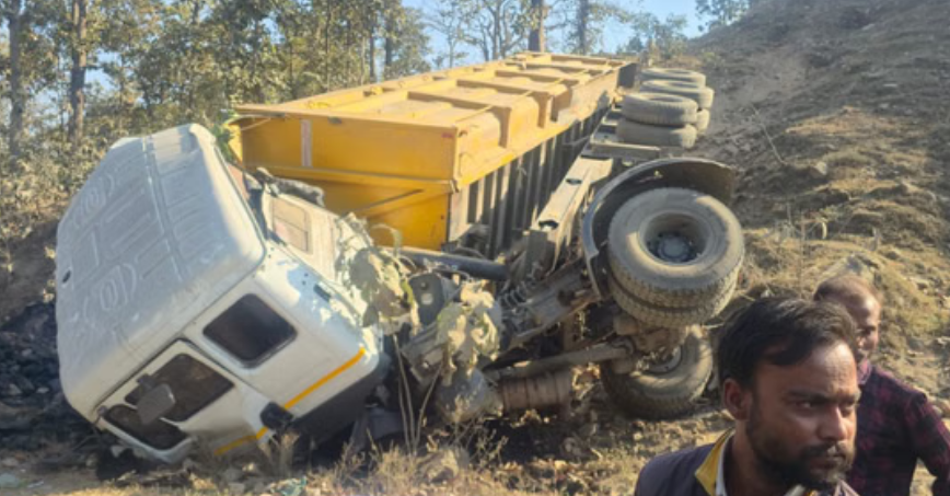 Photo of बंजारी घाटी में बड़ा हादसा: कोयले से भरा ट्रेलर अनियंत्रित होकर खाई में पलटा, चालक-खलासी की मौत