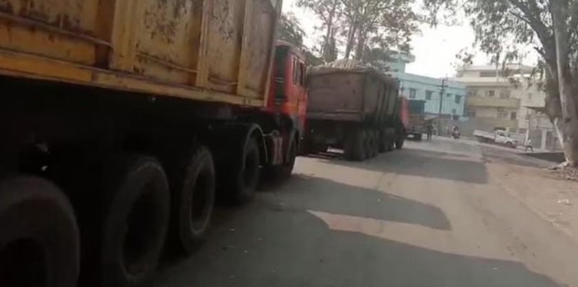 Photo of दो बाइकों के बीच हुई आमने-सामने टक्कर, दो लोगों की मौत, एक की हालत गंभीर