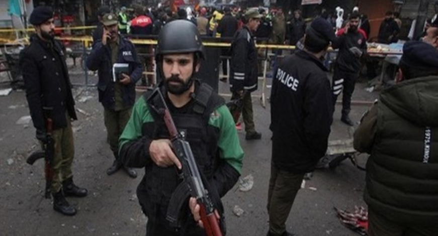 Photo of खैबर पख्तूनख्वा से पंजाब प्रांत तक आतंक का साया, पुलिस वैन पर हमले से सात की मौत