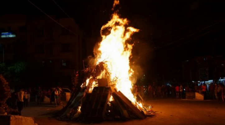 Photo of होलाष्टक, होलिका दहन, धुलेंडी और रंगपंचमी पर क्यों वर्जित है चौराहों को लांघना?