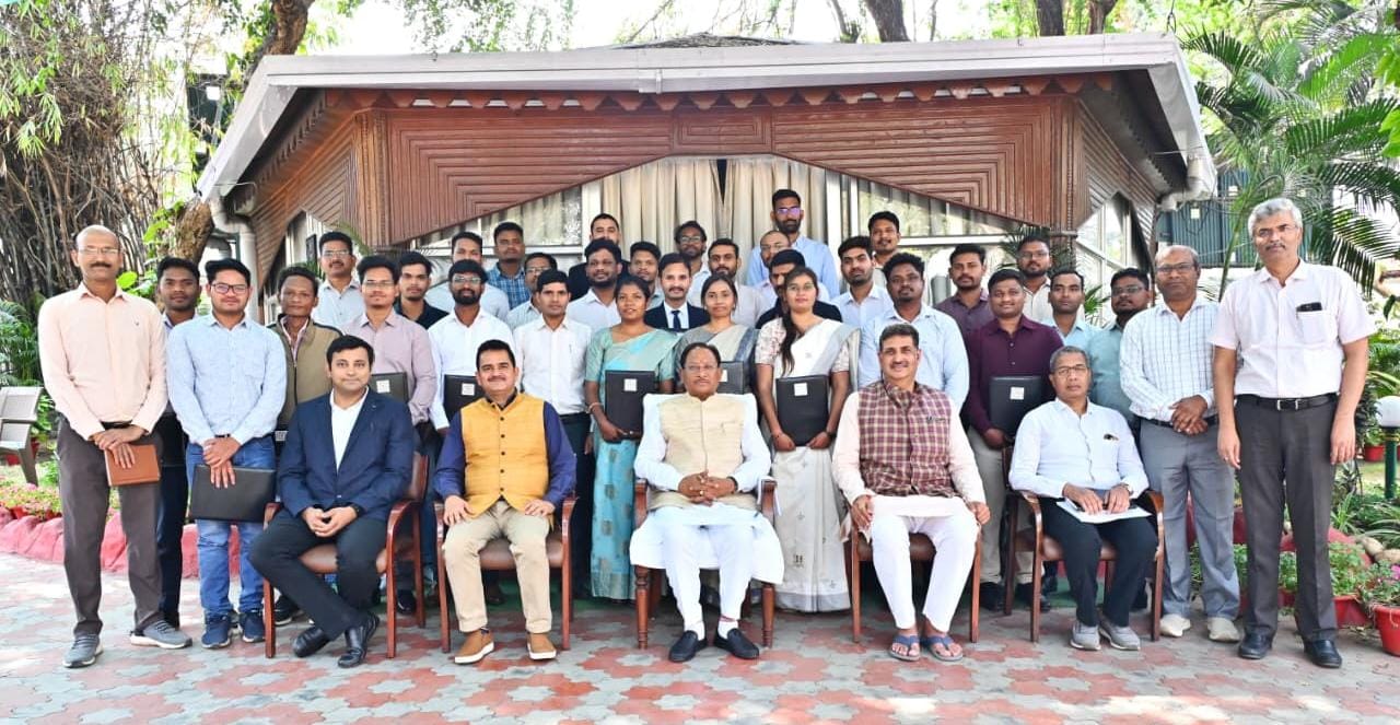 Photo of साय ने 32 नव चयनित खनिज निरीक्षकों को नियुक्ति पत्र किया प्रदान