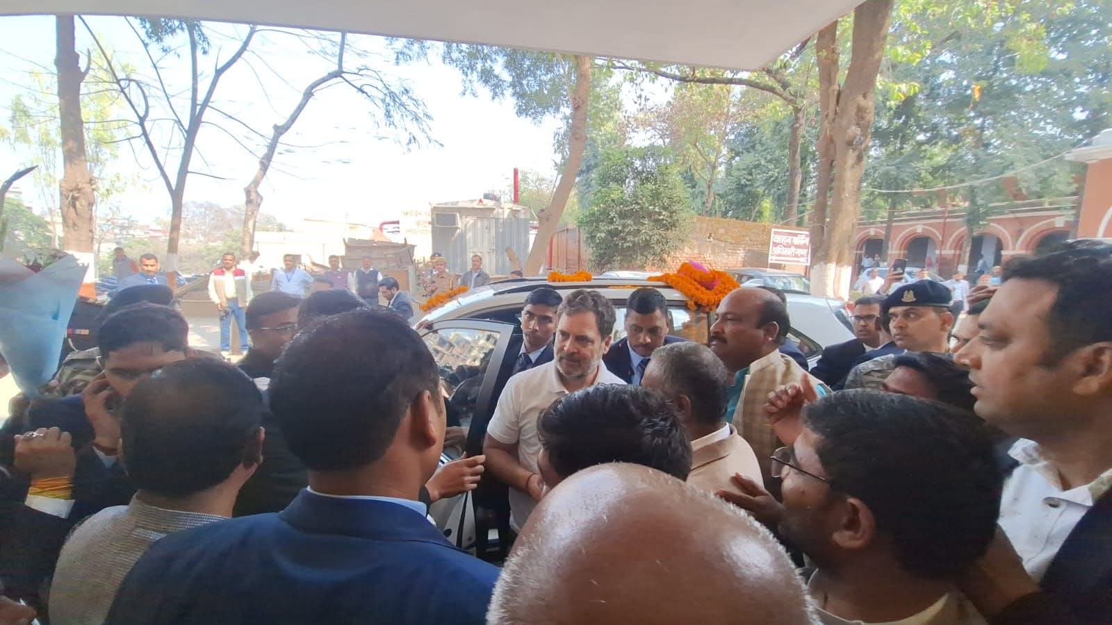 Photo of राहुल गांधीः अदालत में कानूनी जंग, बाहर संवेदना का संदेश