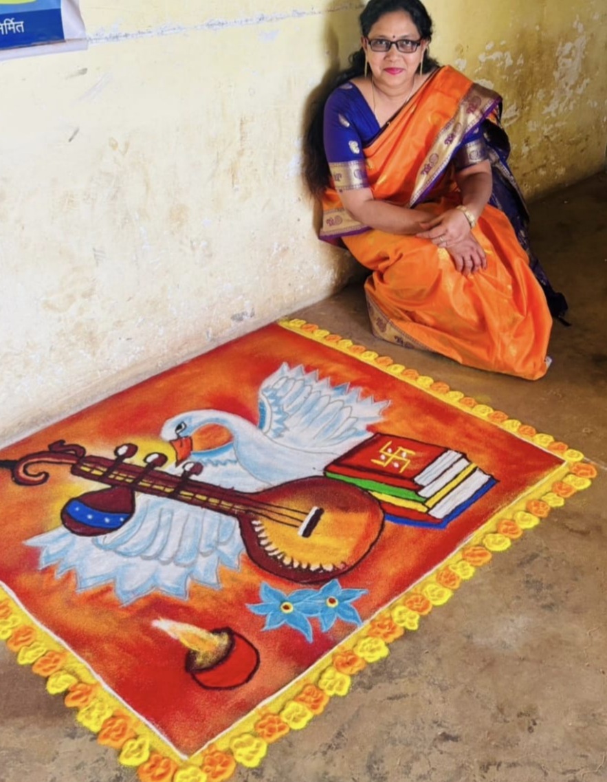 Photo of रंगोली के रंगों से लोक-संस्कृति को सहेजती स्मिता वर्मा