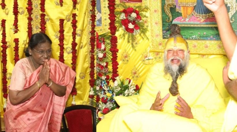 यूपी: राष्ट्रपति द्रौपदी मुर्मू ने संत प्रेमानंद महाराज से की भेंट