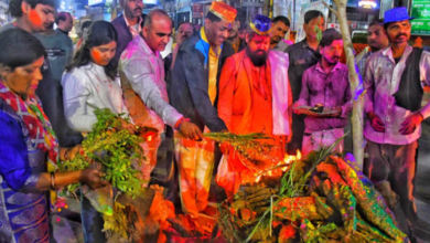 Photo of यूपी: सोमवार देर रात जलाई गई होली, कुछ जगहों पर आज भी दहन