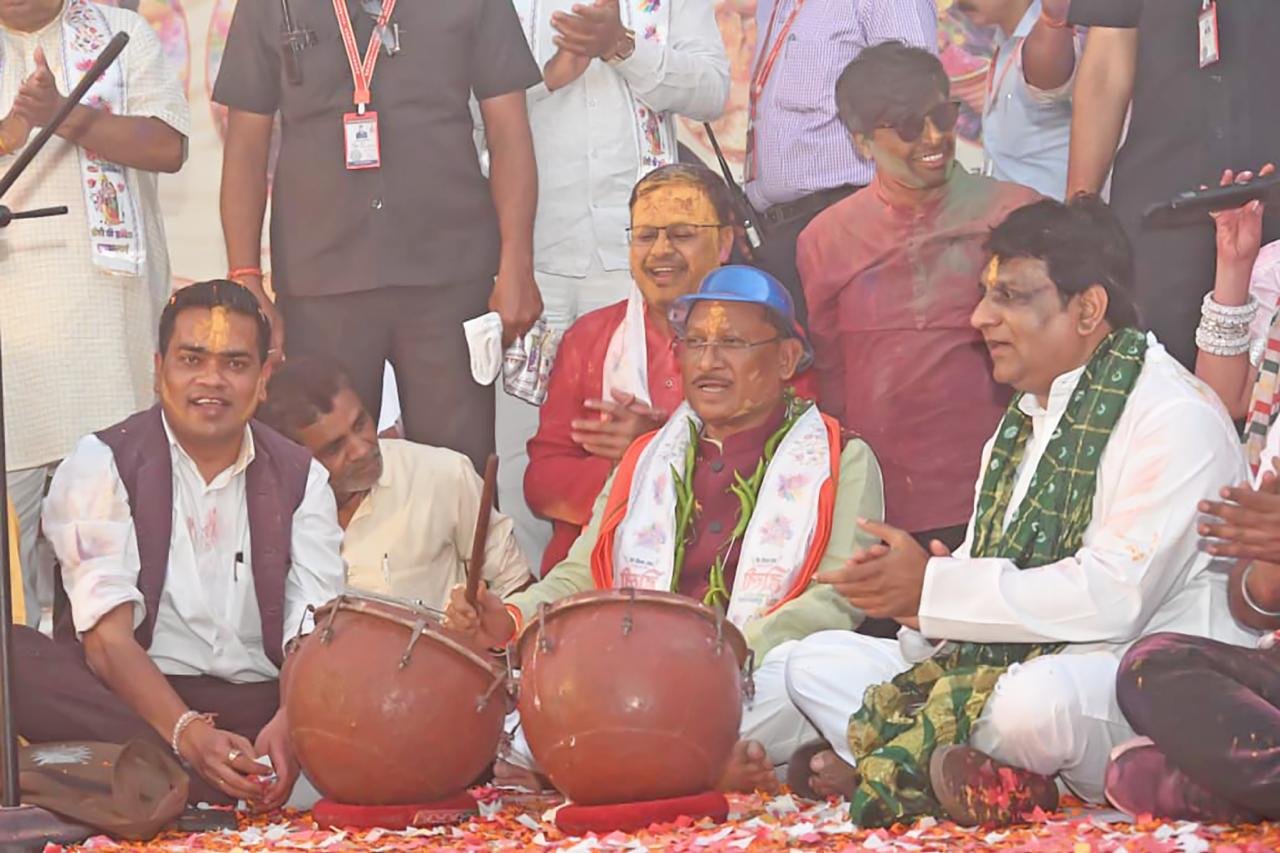 रंगोत्सव में रंगे मुख्यमंत्री: प्रेस क्लब के ‘महामूर्ख सम्मेलन 2026’ में बिखरा होली का उल्लास