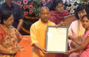 सीएम योगी ने आंगनबाड़ी कार्यकत्रियो को दिए स्मार्टफोन व नियुक्ति पत्र