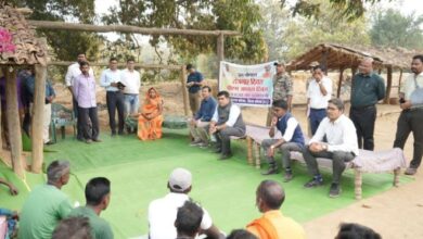 Photo of कलेक्टर कुणाल दुदावत ने ग्रामीणों की समस्याएं सुनीं, हर संभव मदद का भरोसा दिया