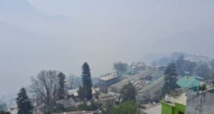 पहाड़ों में बूंदाबांदी से मैदान में गिरा पारा, आज भी ओलावृष्टि और तूफान की चेतावनी