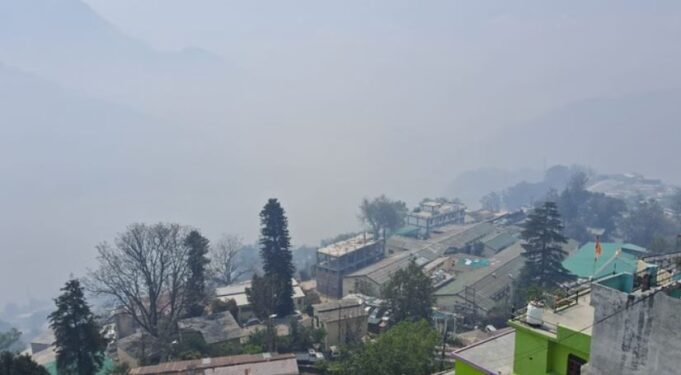 पहाड़ों में बूंदाबांदी से मैदान में गिरा पारा, आज भी ओलावृष्टि और तूफान की चेतावनी