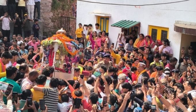ओंकारेश्वर मंदिर से धाम के लिए रवाना हुई बाबा केदार की उत्सव डोली