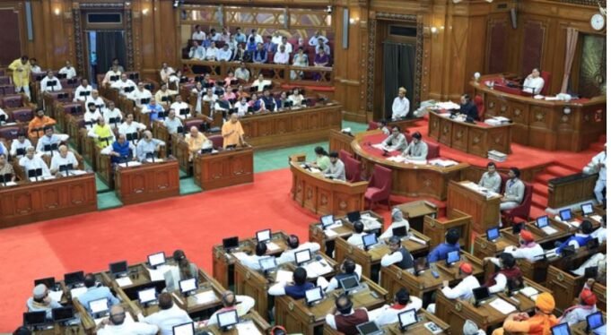 यूपी विधानसभा में महिला आरक्षण पर घमासान: निंदा प्रस्ताव पर सत्ता–विपक्ष आमने-सामने