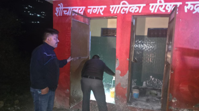 चारधाम यात्रा से पहले देर रात अधिकारियों का एक्शन; ओवररेटिंग, अवैध गैस सिलिंडर पर की कार्रवाई