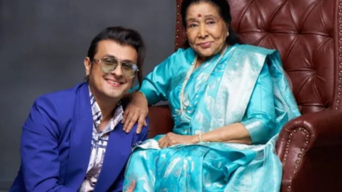 जब सोनू निगम ने मंच पर धोए थे Asha Bhosle के पैर