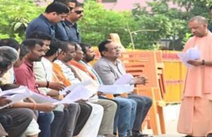 ‘घबराइए मत, बच्चे के इलाज में बाधा नहीं आने देंगे’: मां की गुहार पर भावुक हुए सीएम योगी