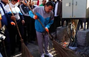 सीएम धामी ने लगाया झाड़ू, मंत्री-विधायकों से साथ मिलकर बल्लूपुर चौक पर चलाया स्वच्छता अभियान