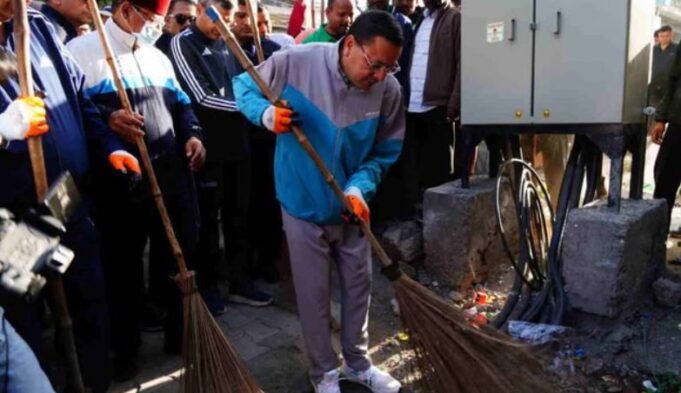 सीएम धामी ने लगाया झाड़ू, मंत्री-विधायकों से साथ मिलकर बल्लूपुर चौक पर चलाया स्वच्छता अभियान