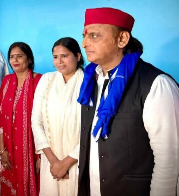 “क्रेडिट की सियासत: अखिलेश यादव के दौरे पर श्रेय लेने की होड़ ”