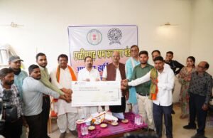 मजदूर दिवस से पहले 500 श्रमिकों को साइकिल हेतु आर्थिक सहायता, बृजमोहन ने DBT से दी राशि