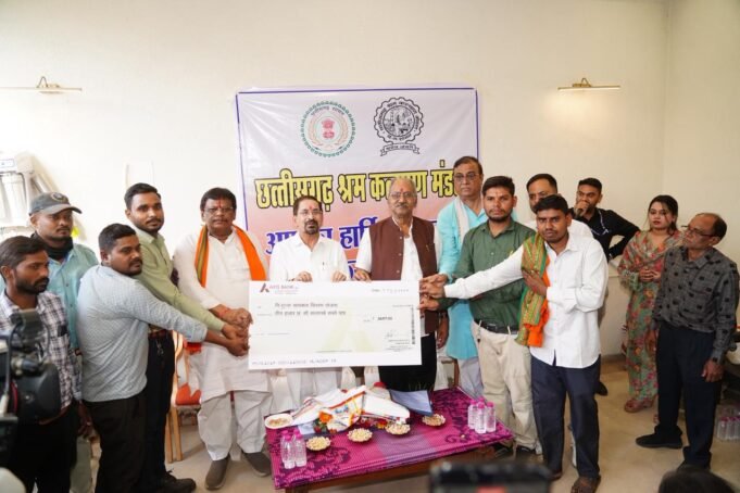 मजदूर दिवस से पहले 500 श्रमिकों को साइकिल हेतु आर्थिक सहायता, बृजमोहन ने DBT से दी राशि