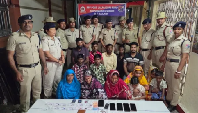 बंगाल में नकली आधार कार्ड के साथ 14 बांग्लादेशी गिरफ्तार