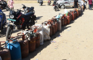 धोखाधड़ी से उड़े होश: 3000 रुपये देकर ब्लैक में लिया सिलिंडर, एक ही दिन में हो गया खत्म