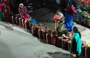 घनसाली में गैस सिलिंडर के लिए आधी रात एजेंसी के बाहर उमड़ी भीड़