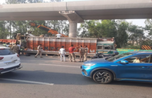 आगरा में भीषण हादसा: ट्रकों में हुई जोरदार टक्कर, केबिन में घुस गईं सरियां