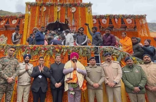 राज्यपाल लेफ्टिनेंट जनरल गुरमीत सिंह ने किए भगवान बदरीविशाल के दर्शन