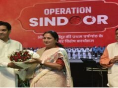 वंदे मातरम् के नारों के साथ कनॉट प्लेस में मना शौर्य दिवस, दिल्लीवालों ने किया सेना को नमन
