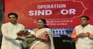 वंदे मातरम् के नारों के साथ कनॉट प्लेस में मना शौर्य दिवस, दिल्लीवालों ने किया सेना को नमन