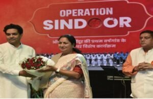 वंदे मातरम् के नारों के साथ कनॉट प्लेस में मना शौर्य दिवस, दिल्लीवालों ने किया सेना को नमन