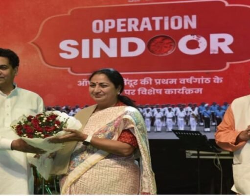 वंदे मातरम् के नारों के साथ कनॉट प्लेस में मना शौर्य दिवस, दिल्लीवालों ने किया सेना को नमन
