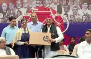 अखिलेश यादव ने मेधावी छात्र-छात्राओं को किया सम्मानित